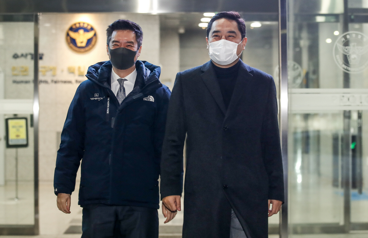 ▲(왼쪽부터) 김세의 가로세로연구소 대표, 강용석 변호사
(뉴시스)