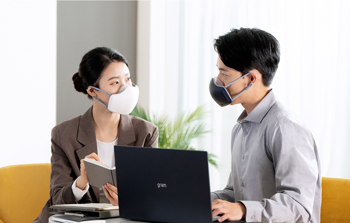 ▲LG 퓨리케어 마스크의 부속품을 포함한 제품 무게는 123g으로 크리미 화이트, 오션 블랙 색상으로 출시된다. (사진제공=LG전자)