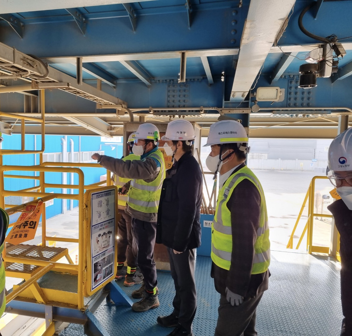▲7일 삼표산업 인천 몰탈공장에서 고용노동부 인천북부지청의 안전 개선 활동에 대한 현장점검이 진행되고 있다. (사진제공=삼표산업)