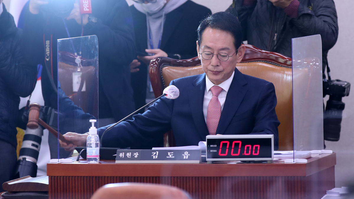 ▲김도읍 국회 법제사법위원회 위원장이 7일 오전 서울 여의도 국회에서 열린 법제사법위원회 전체회의에서 의사봉을 두드리고 있다. (뉴시스)