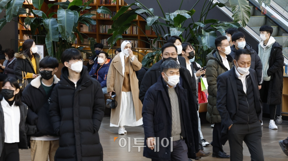 ▲7일 오전 서울 시내의 한 서점에서 시민들이 마스크를 쓰고 있다. 조현호 기자 hyunho@ (이투데이DB)