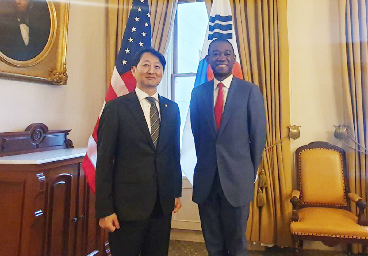 ▲안덕근 통상교섭본부장이 지난 8일 미국 워싱턴 D.C.에서 윌리 아데예모 미국 재무부 부장관과 면담을 갖고 인플레이션 감축법(IRA) 등에 대해 논의했다. (사진제공=산업통상자원부)