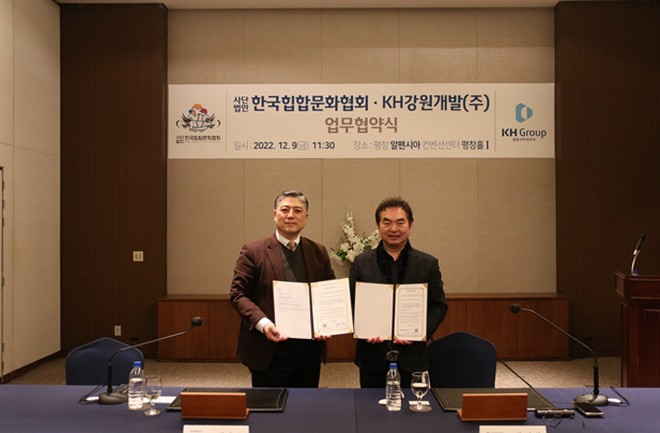 ▲(왼쪽부터) KH필룩스 한우근 대표, 한국힙합문화협회 함서현 협회장이 협약식 후 기념 촬영하고 있다. (사진제공=KH그룹)