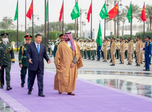 ▲시진핑 중국 국가주석과 무함마드 빈 살만 사우디아라비아 왕세자가 8일(현지시간) 의장대를 사열하고 있다. 리야드(사우디아라비아)/로이터연합뉴스
