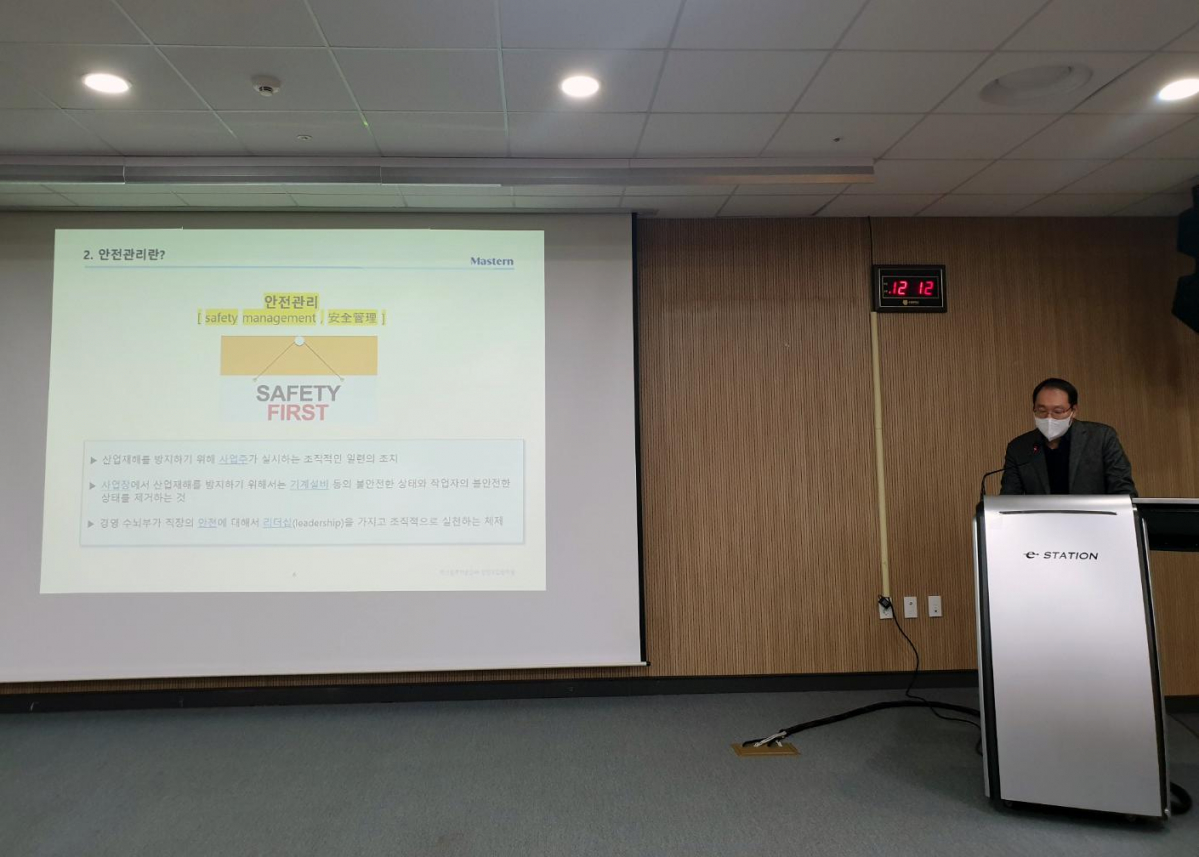 ▲조귀문 마스턴투자운용 안전보건관리실장이 8일 경기도 화성시 수원대학교에서 강연하고 있다. (마스턴투자운용 )