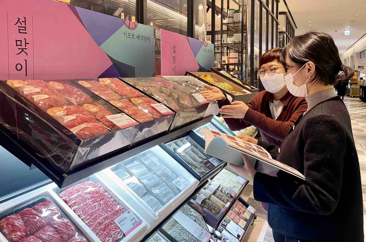 ▲설 선물을 고르는 고객.  (사진제공=신세계)