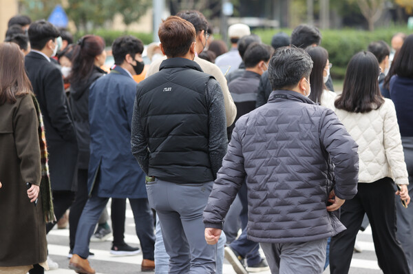 ▲서울 광화문광장 일대에 시민들이 두꺼운 옷차림으로 발걸음을 재촉하고 있다. (연합뉴스)