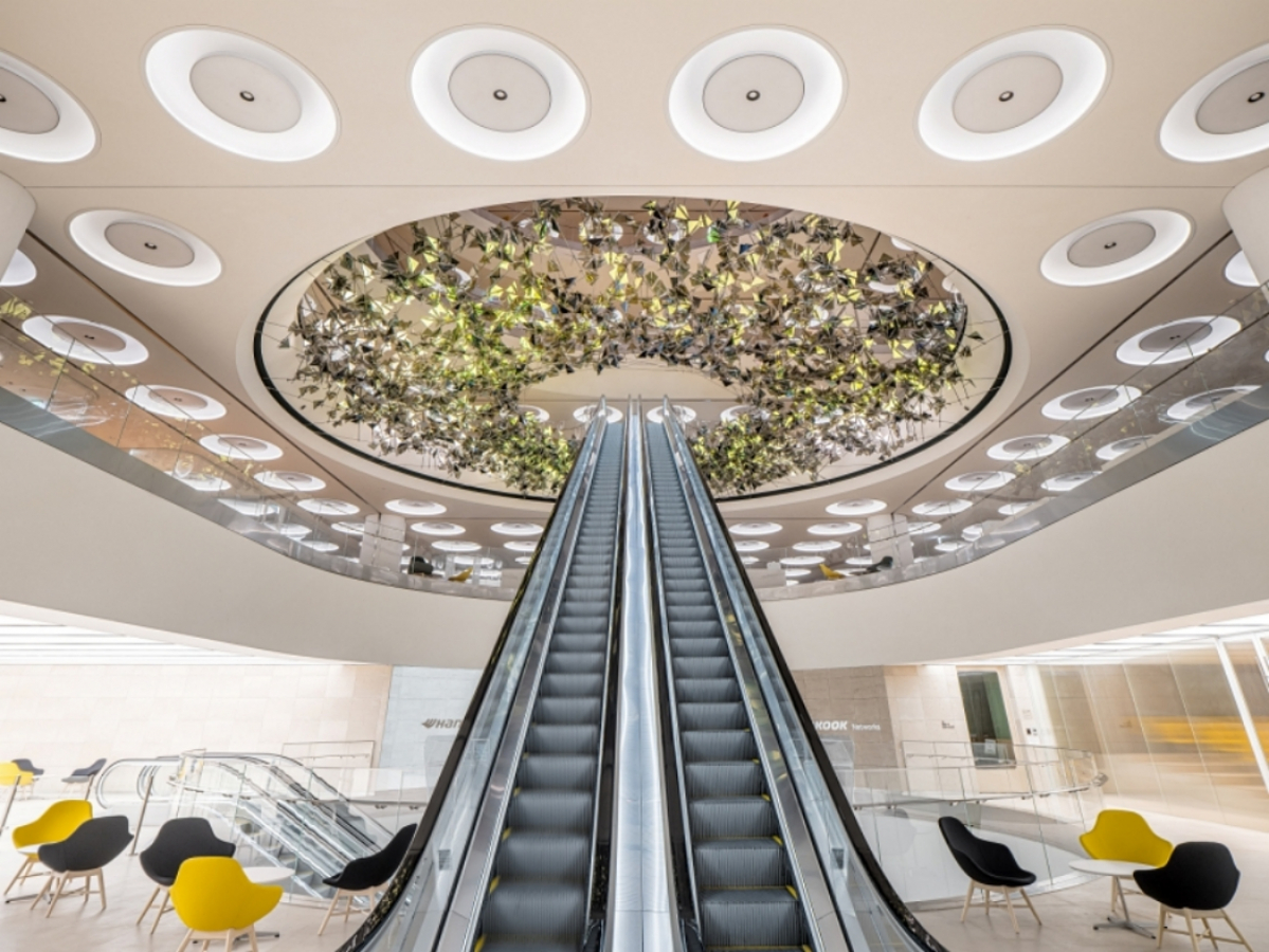 ▲한국타이어앤테크놀로지 경기도 판교 본사  1층 로비와 3층을 잇는 에스컬레이터 구간에 설치된 '오큘러스' (사진제공=한국타이어)