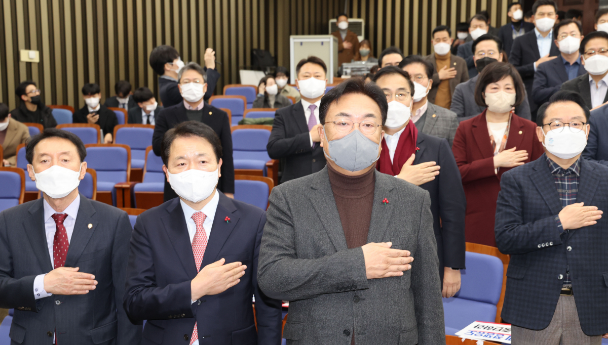 ▲국민의힘 정진석 비상대책위원장과 의원들이 11일 오전 서울 여의도 국회에서 열린 의원총회에서 국기에 대한 경례를 하고 있다. (연합뉴스)