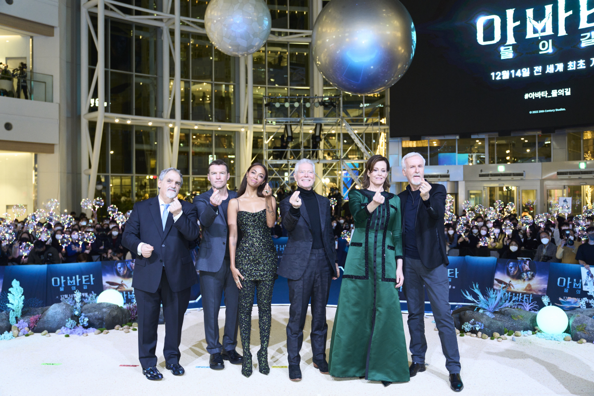 ▲지난 9일 오후 영등포 타임스퀘어에서 열린 '아바타: 물의 길' 블루카펫 행사에 참석한 존 랜도 프로듀서, 배우 샘 워싱턴, 조 샐다나, 스티븐 랭, 시고니 위버 그리고 제임스 카메론 감독 (왼쪽부터) (월트디즈니컴퍼니 코리아)