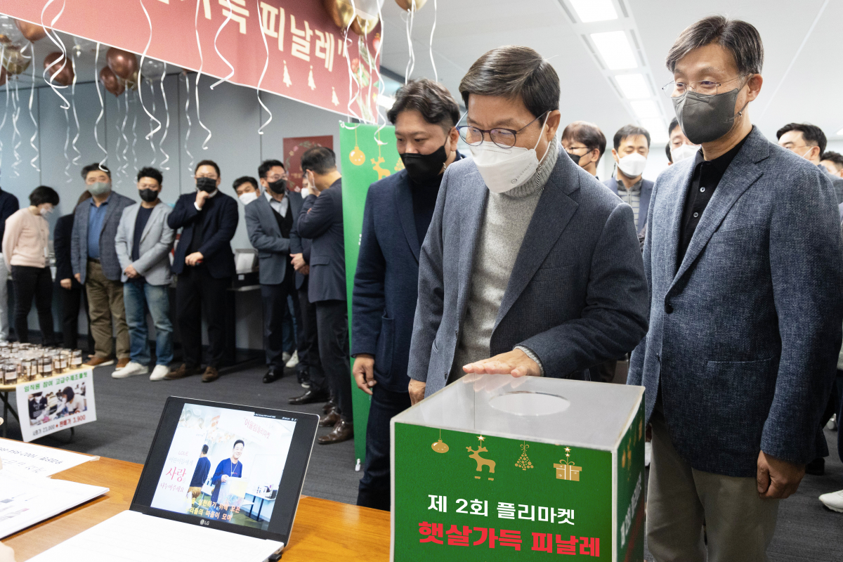 ▲서재환 금호건설 대표이사(가운데)와 조완석 금호건설 부사장(오른쪽) 등 금호건설 임직원들이 9일 서울 종로구 공평동 금호건설 본사에서 열린 플리마켓 ‘햇살가득 피날레’ 행사에 참여해 물품을 살펴보고 있다.  (자료제공=금호건설)