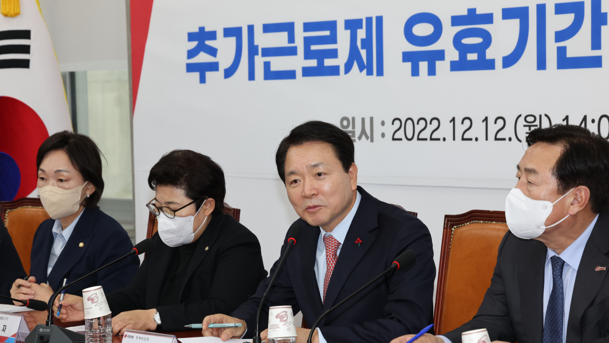 ▲국민의힘 성일종 정책위의장이 12일 오후 서울 여의도 국회에서 열린 '30인 미만 사업장 추가근로제 유효기간 연장 민당정 간담회'에서 발언하고 있다. (연합뉴스)