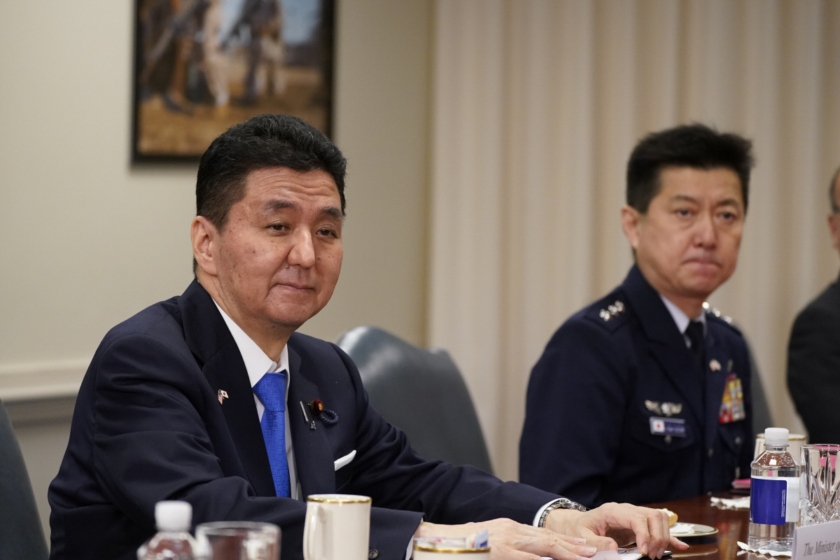 ▲기시 노부오 전 일본 방위상이 5월 4일(현지시간) 미국 워싱턴D.C.에서 로이드 오스틴 미 국방장관과 만나고 있다. 워싱턴D.C./AP뉴시스