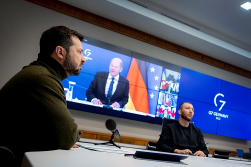 ▲볼로디미르 젤렌스키 우크라이나 대통령이 12일(현지시간) 주요 7개국(G7) 정상회의에 화상으로 참석하고 있다. 키이우(우크라이나)/로이터연합뉴스
