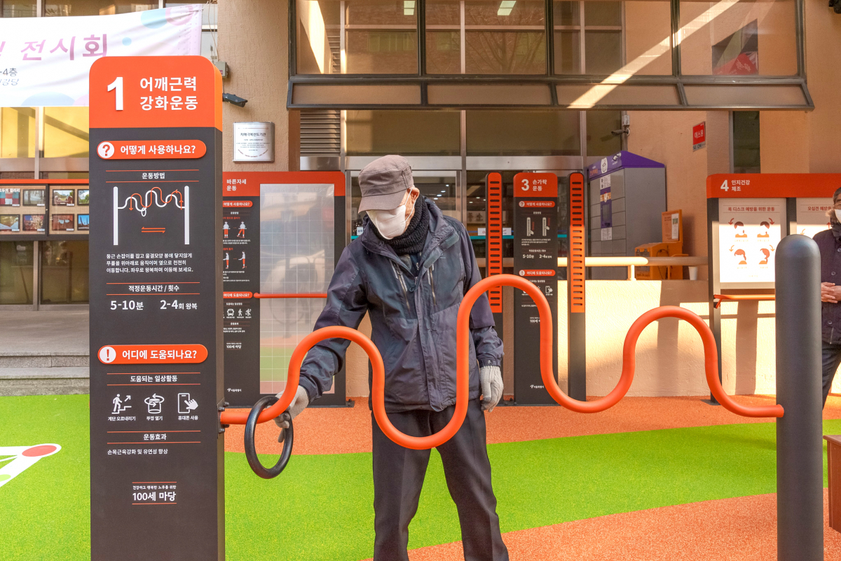 ▲100세마당 신체활동 운동존에서 운동하고 있는 어르신. (사진제공=서울시)