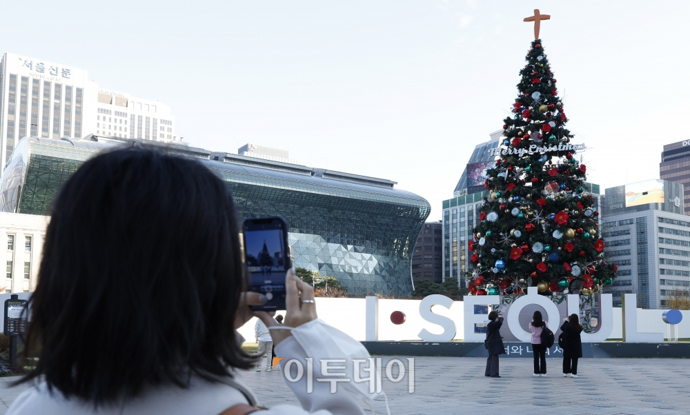 ▲서울시와 서울관광재단은 '2022 서울 빛초롱'과 '2022 서울라이트 광화'를 이달 19일부터 31일까지 총 13일간 광화문광장에서 동시 개최한다고 밝혔다. 조현호 기자 hyunho@