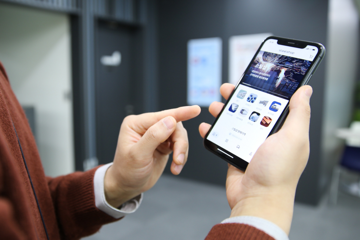 ▲스틸샵 모바일 앱을 사용하는 모습 (사진제공=동국제강)