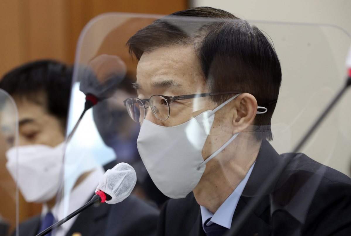 ▲방문규 국무조정실장이 지난달 8일 오전 서울 여의도 국회에서 열린 정무위원회 전체회의에서 의원들의 질의에 답하고 있다. (뉴시스)