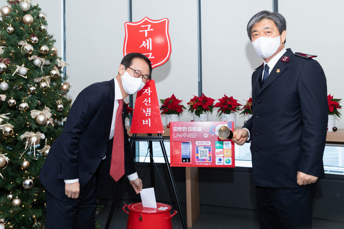 ▲현대해상은 13일 서대문구 충정로에 위치한 구세군빌딩에서 구세군 자선냄비에 성금 3억 원을 전달했다. 조용일 현대해상 대표이사(사진 왼쪽)와 장만희 구세군 사령관이 기념촬영을 하고 있다.