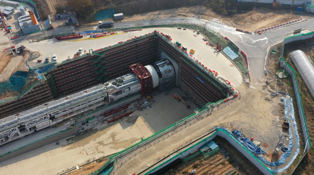 ▲국토교통부는 13일 수도권 제2순환선의 김포~파주 구간 중 한강횡단 도로터널(한강너털)을 지름 14m의 대단면 TBM 공법을 활용해 공사한다고 밝혔다. TBM 공법은 다수의 디스크커터를 장착한 커터헤드를 회전시켜 암반을 압력에 의해 파쇄하는 공법으로 기존 NATM(화약발파식) 공법 대비 소음, 진동이 거의 없고 공사기간이 7개월 단축된다. (사진제공=국토교통부)
