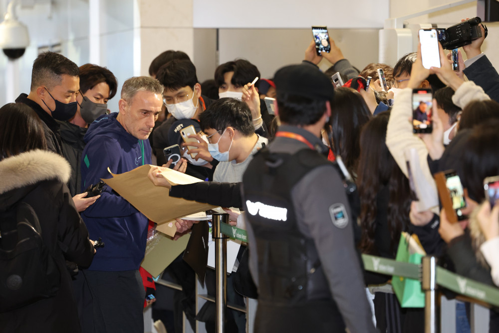 ▲한국을 12년 만에 월드컵 본선 16강에 올린 파울루 벤투 감독이 13일 오후 인천국제공항을 통해 포르투갈로 출국하기에 앞서 팬들에게 사인을 해주고 있다. (연합뉴스)