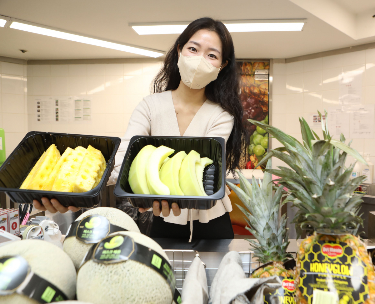 ▲서울시 송파구에 있는 롯데마트 제타플렉스점 스윗슬라이스 코너에서 모델이 컷팅 과일을 선보이고 있다. (사진제공=롯데쇼핑)