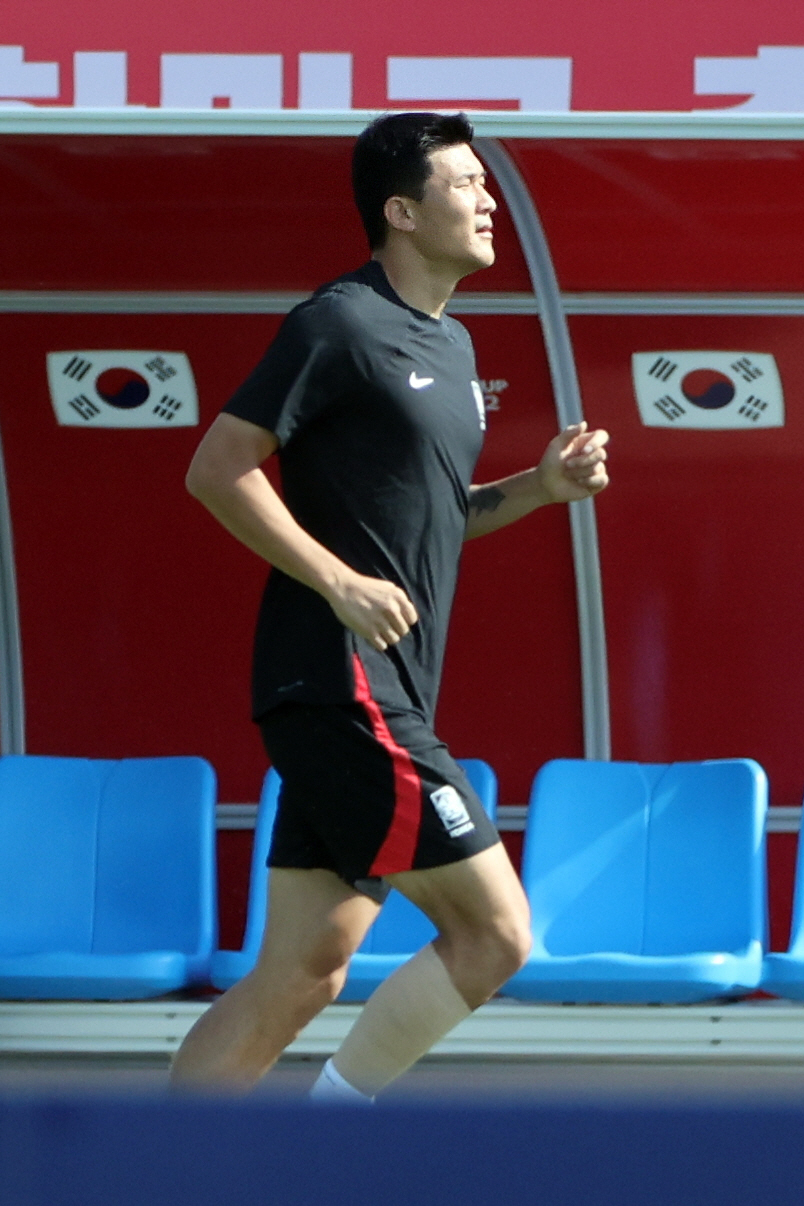 ▲2022 국제축구연맹(FIFA) 카타르 월드컵 16강전을 앞두고 훈련 중인 김민재(연합뉴스)
