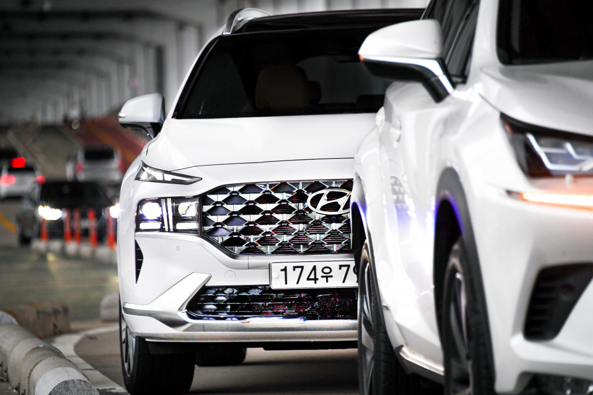 ▲현대차는 내년 하반기 소형 SUV 코나와 중형 SUV 싼타페의 풀모델 체인지를 출시한다. 내년 4월 개막하는 2023 서울모빌리티쇼를 통해 새 모델을 먼저 공개한다는 계획이다.  (사진제공=현대차)