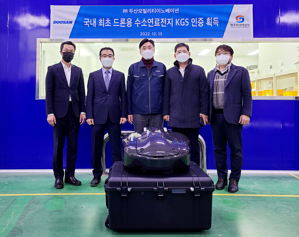 ▲DMI 장세영 R&D본부장(왼쪽 둘 째)이 KGS 박용석 수소안전검사처장(왼쪽 넷 째)을 비롯한 관계자들과 함께 기념사진을 촬영하고 있다.