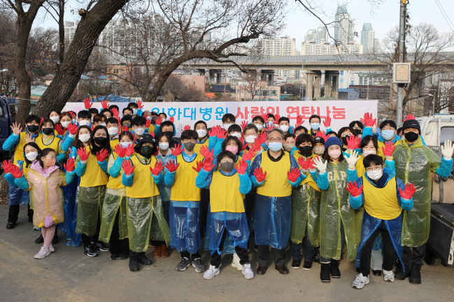 ▲인하대병원 임직원이 인천 미추홀구 학익동 일대에서 사랑의 연탄나눔 봉사활동을 실시했다. 참가자들이 모여 기념 촬영하고 있다. (사진제공=인하대병원)