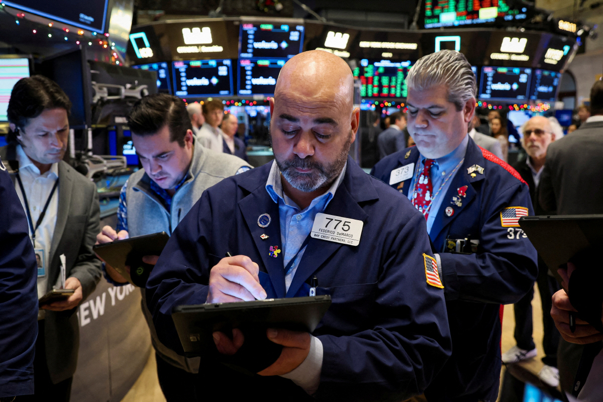 ▲뉴욕증권거래소(NYSE)에서 7일 트레이더들이 주가를 살피고 있다. 뉴욕(미국)/로이터연합뉴스
