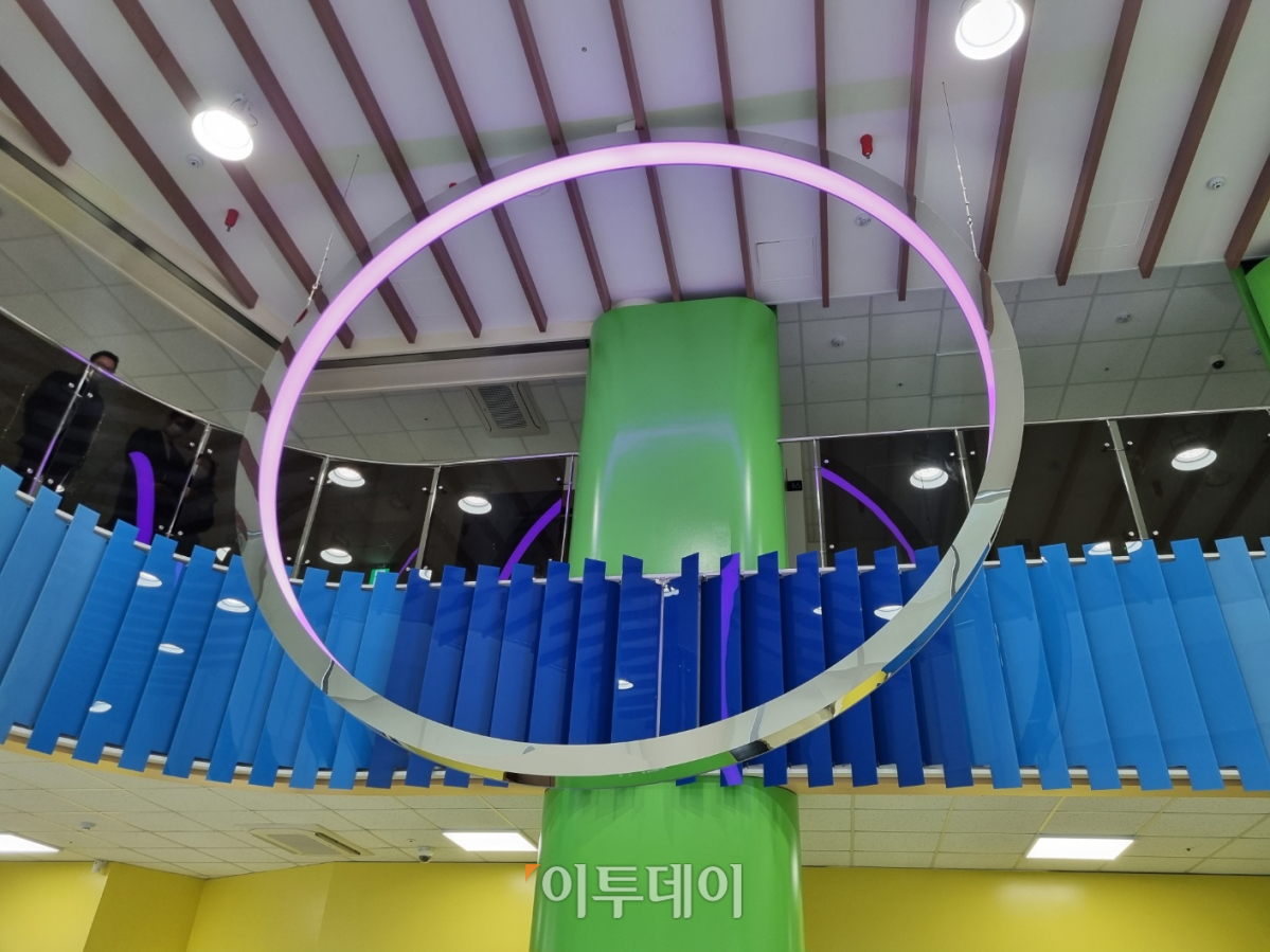 ▲15일 충북혁신도시에 문을 연 수소안전뮤지엄의 내부 모습. 로비에는 수소를 상징하는 조형물이 있다. (박준상 기자 jooooon@상)