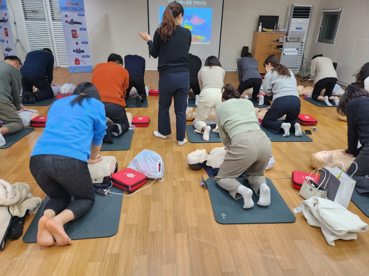 ▲심폐소생술 실습을 하고 있는 관악구 신규공무원들. (자료제공=관악구)