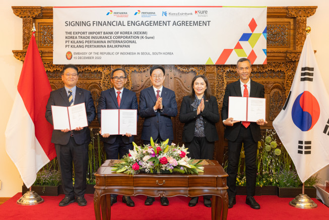 ▲한국수출입은행과 인니 국영석유가스회사 페르타미나가 15일 주한 인도네시아 대사관에서 발릭파판 정유공장증설사업에 11.9억달러 규모 PF금융 지원 약정을 체결했다. 사진 왼쪽부터 권원협 수은 플랜트금융부장, 타우픽 아디티야와르만(Taufik Aditiyawarman) KPI CEO, 김형준 수은 프로젝트금융본부장, 젤다 울란 카르티카(Zelda Wulan Kartika) 주한 인도네시아 부대사, 페리 야니(Feri Yani) KPB CEO.