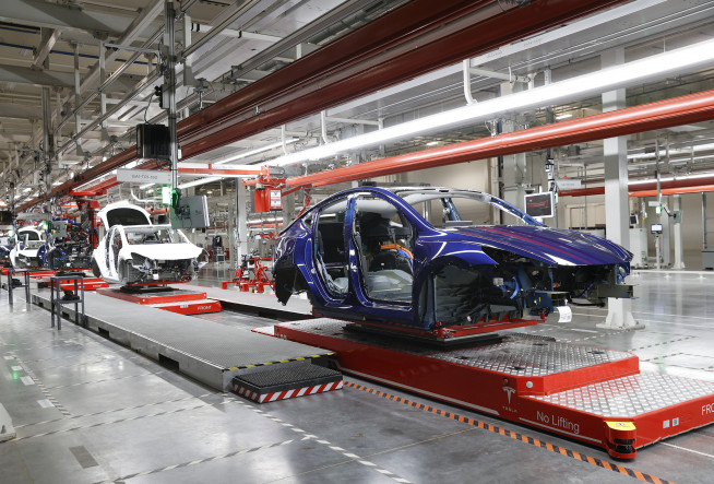 ▲4월 7일(현지시간) 미국 텍사스주 오스틴에 위치한 테슬라 기가팩토리 내부가 보이고 있다. 텍사스(미국)/AP뉴시스