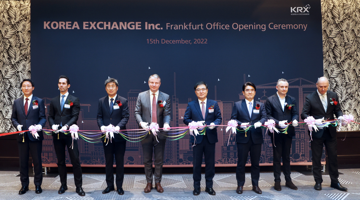 ▲15(현지시각) 한국거래소 프랑크푸르트 사무소 개소식에 참석한 테이프커팅 인사들이 기념촬영을 하고있다. 왼쪽 세번째부터 고경석 주프랑크푸르트 총영사, 마이클피터스 유렉스 이사장, 손병두 한국거래소 이사장, 하대룡 KOEBAG 회장. (한국거래소 제공)