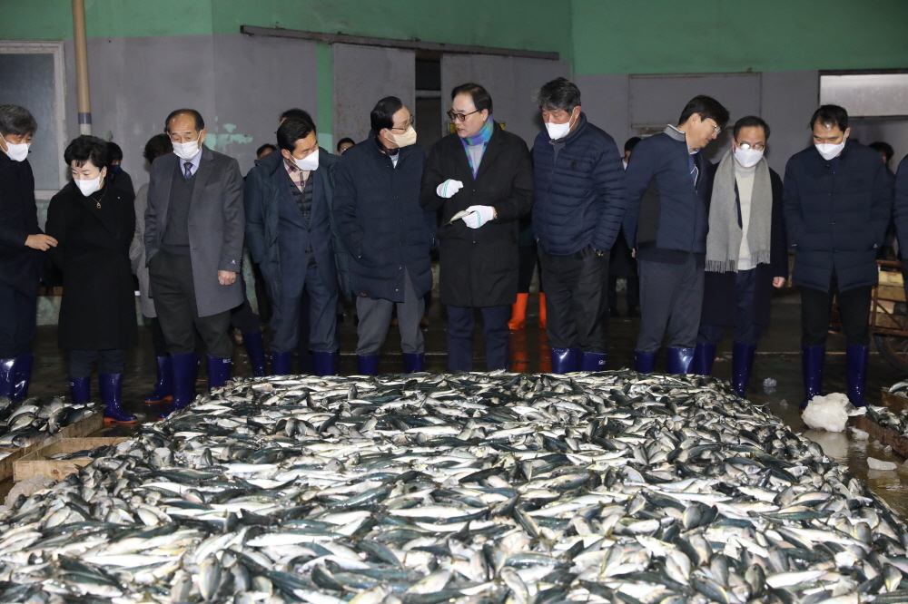 ▲임준택(가운데) 수협중앙회장이 16일 부산공동어시장을 방문해 수산물 거래현장을 점검하고 있다. (사진제공=수협중앙회)