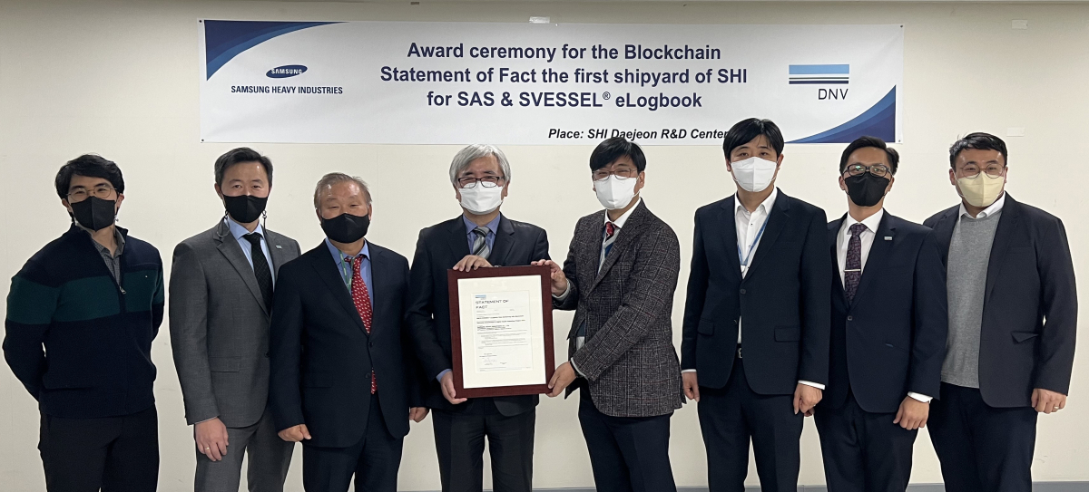 ▲김현조 삼성중공업 자율운항연구센터장(오른쪽 4번째)과 이장섭 DNV 한국대표(오른쪽 5번째) 등 관계자들이 'SAS & eLogbook 블록체인 결과증명' 수여식에서 기념 촬영을 하고 있다 (사진제공=삼성중공업)