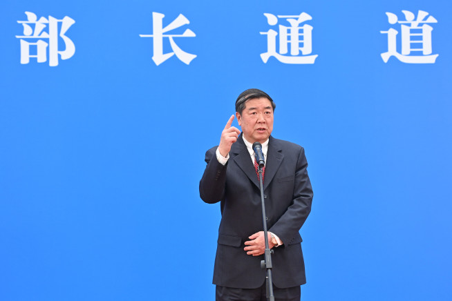 ▲중국 국가발전개혁위원회 주임이자 중앙정치국 위원인 허리펑이 3월 5일 화상으로 인터뷰를 하고 있다. 베이징/신화뉴시스