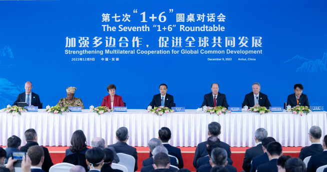 ▲9일(현지시간) 리커창 중국 총리가 세계은행(WB), 국제통화기금(IMF) 등 경제 관련 국제기구 6곳의 수장을 초청하는 ‘1+6’ 원탁회의를 마친 뒤 공동 기자회견을 하고 있다. 안후이성(중국)/신화뉴시스