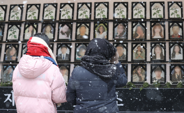 ▲15일 오후 서울 용산구 녹사평역 광장에 10·29 이태원참사 유가족협의회와 10·29 이태원참사 시민대책회의가 마련한 시민분향소에서 시민들이 희생자를 추모하고 있다. (연합뉴스)