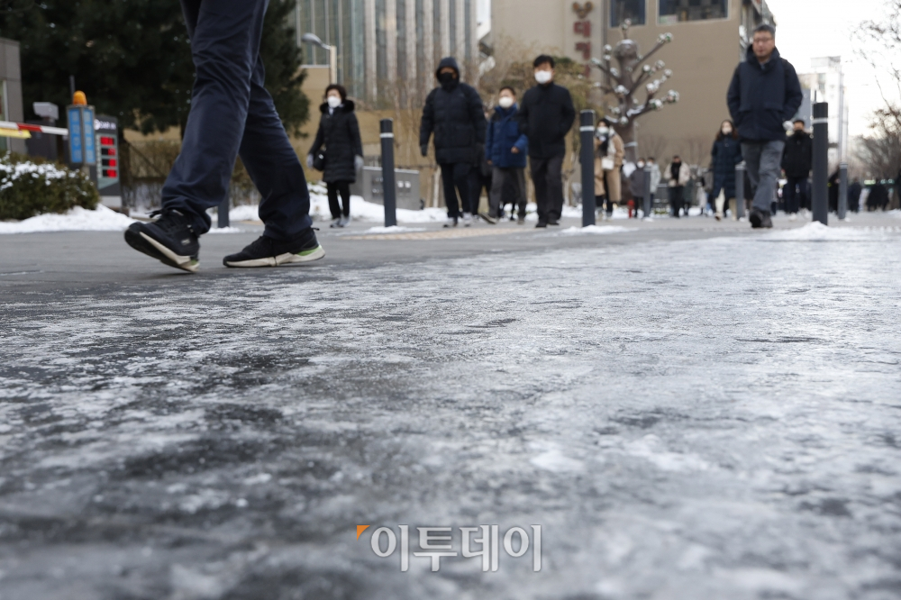 ▲서울의 아침 최저기온이 영하 11도, 체감온도 13도까지 떨어지는 등 연일 한파가 계속된 16일 오전 서울 영등포구 여의도역 일대에서 두터운 외투 입은 시민들이 발걸음을 옮기고 있다. 조현호 기자 hyunho@ (이투데이DB)