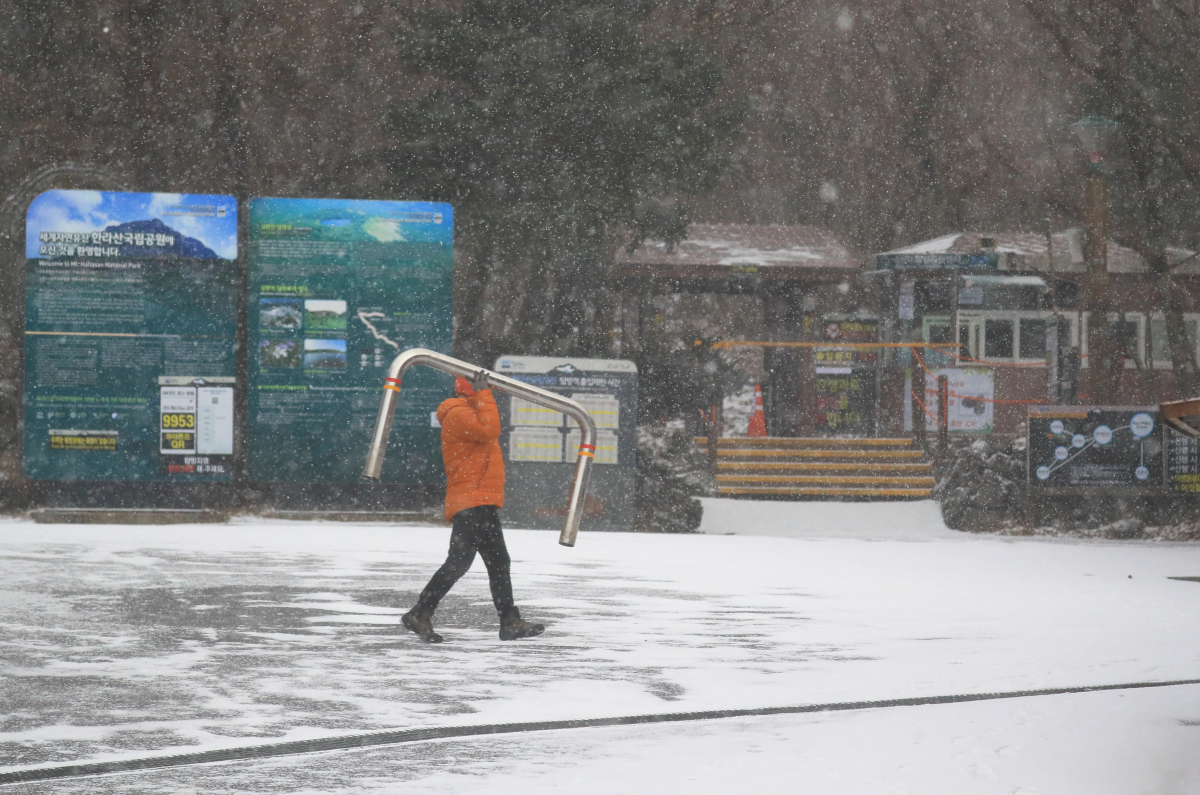 ▲블라디미르 푸틴 러시아 대통령이 5일 러시아 대교와 크림반드롤 연결하는 크림대교를 방문한 모습. (AP연합뉴스)