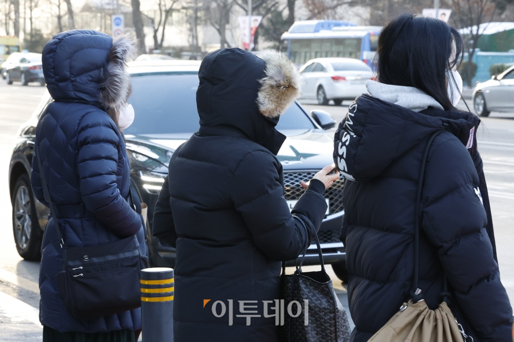 ▲서울의 아침 최저기온이 영하 11도, 체감온도 13도까지 떨어지는 등 연일 한파가 계속된 16일 오전 서울 영등포구 여의도역 일대에서 두터운 외투 입은 시민들이 횡단보도 신호를 기다리고 있다. 조현호 기자 hyunho@ (이투데이DB)