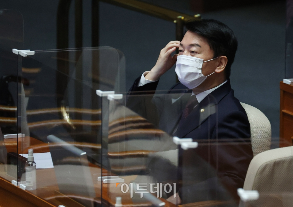 ▲안철수 국민의힘 의원이 19일 오후 서울 여의도 국회에서 열린 정치 분야 대정부질문에 참석해 한덕수 국무총리의 답변을 지켜보고 있다. (이투데이DB)