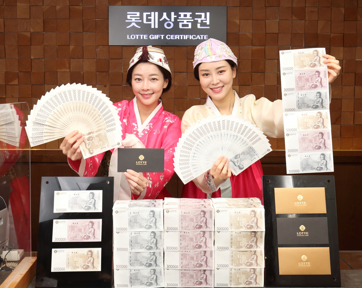 ▲서울 중구 소공동에 위치한 롯데백화점 본점 지하 1층 상품권 판매소에서 모델들이 설 상품권 패키지 상품을 홍보하고 있다. (사진제공=롯데백화점)