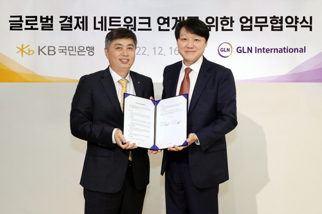 ▲지난 16일 서울시 서초구에 위치한 GLN인터내셔널 사옥에서 열린 '글로벌 결제 네트워크 연계'를 위한 업무협약식에서 (왼쪽)박형주 KB국민은행 디지털신사업본부장과 (오른쪽)한준성 GLN인터내셔널 대표가 기념촬영을 하고 있다.