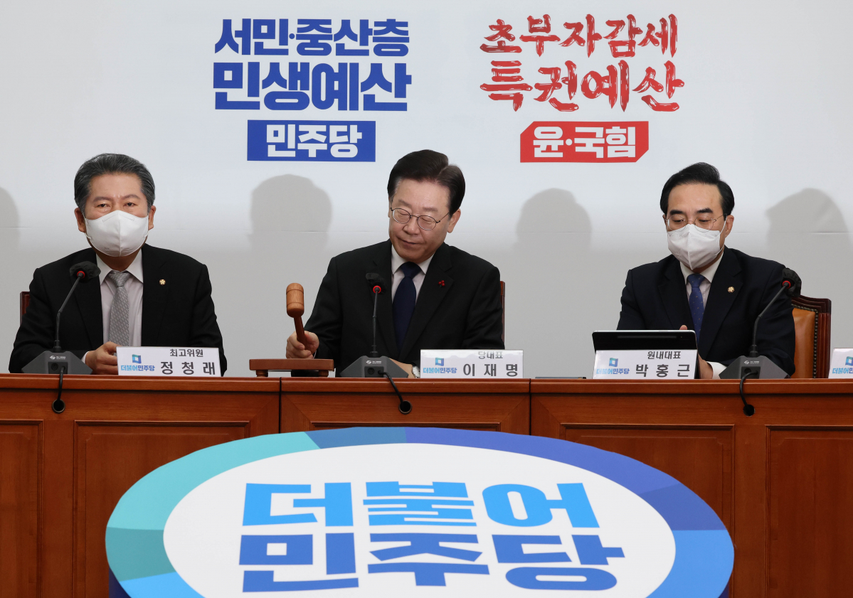 ▲더불어민주당 이재명 대표가 19일 국회에서 열린 최고위원회의에서 의사봉을 두드리고 있다. (연합뉴스)