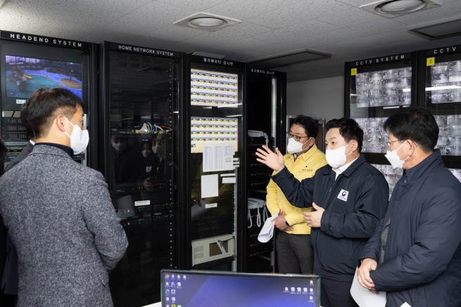 ▲원희룡(오른쪽 두 번째) 국토부 장관이 19일 경남 김해시 한 아파트를 찾아 홈네트워크 시설을 둘러보고 있다.  (사진제공=국토교통부)