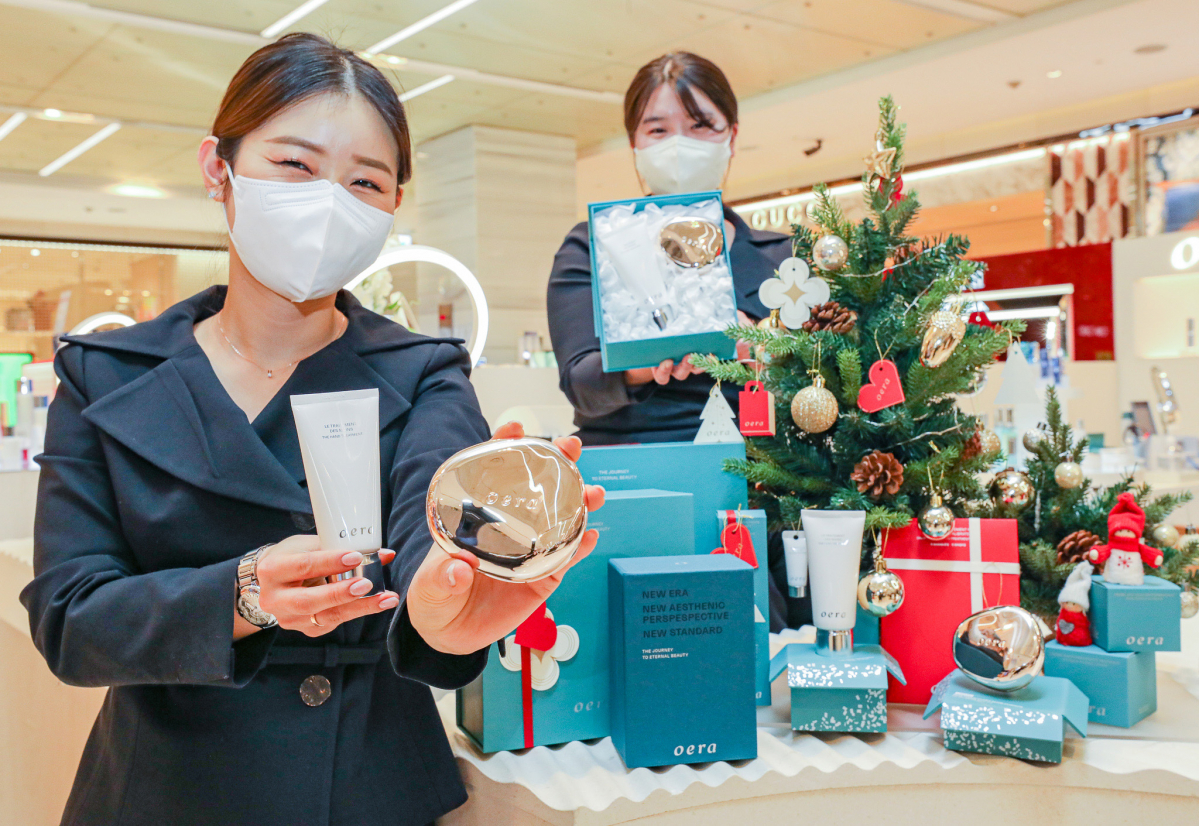 ▲19일 오전 현대백화점 무역센터점 1층 오에라 매장에서 모델들이 '오에라 홀리데이 글로우세트'를 선보이고 있다. (사진제공=현대백화점그룹)